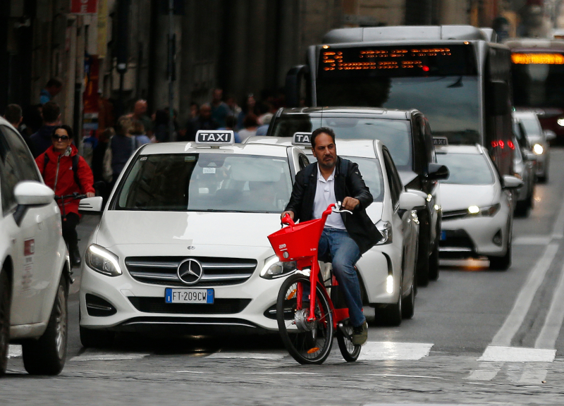 Raggi, a Roma il bike sharing più caro d’Italia: bocciato. L’indagine da paura