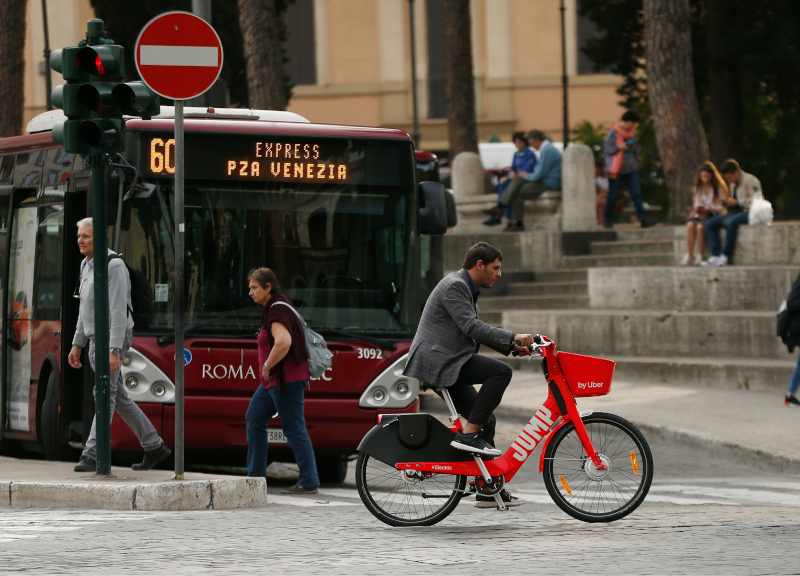 Raggi, a Roma il bike sharing più caro d’Italia: bocciato. L’indagine da paura