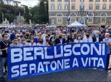 Berlusconi senatore a vita? No, “seratone a vita”. Lo striscione