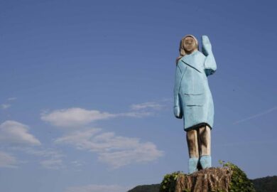 Trump, bruciata la statua di Melania nella sua città natale in Slovenia