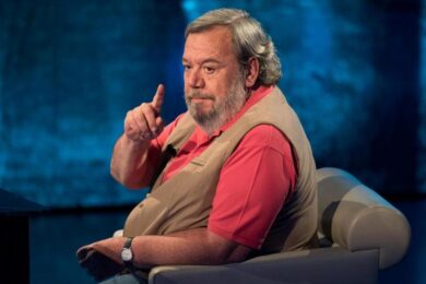 Mura vittima estorsione, fan scriveva ‘ucciderò tua moglie’