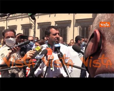 Salvini: “Se Conte mantiene le promesse gli offro anche una pizza”