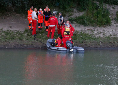 Elicottero privato precipita nel Tevere alle porte di Roma: ricerche in corso