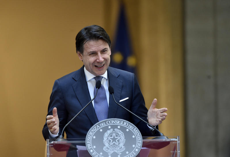 Galleria foto 'Gli italiani stanno col premier Conte. A prescindere, più 1 al 63 per cento' - foto 1