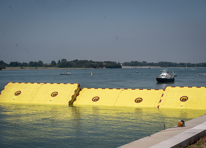 Mose, paratoie alzate: Laguna di Venezia isolata dal mare per la prima volta