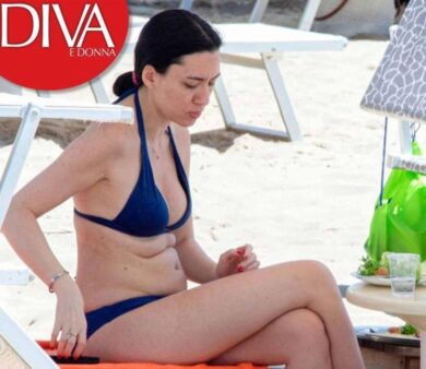 Lucia Azzolina, un po’ di relax. La ministra dell’Istruzione al mare in bikini