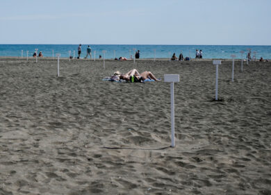 Ostia, un mare di guai per la Raggi: la “app” Seapass un flop. Insorge la Lega