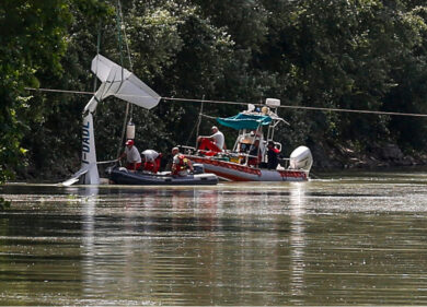 Elicottero nel Tevere, recuperati i due cadaveri. Video