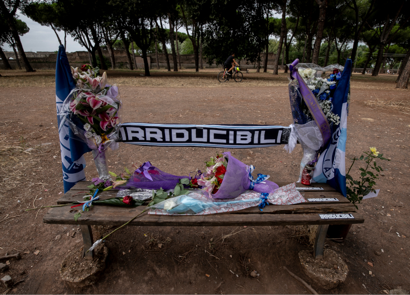 Diabolik Piscitelli: il diavolo diventa santo. I due santini che vanno a ruba