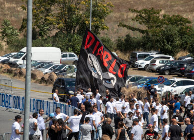 Diabolik Piscitelli: il diavolo diventa santo. I due santini che vanno a ruba