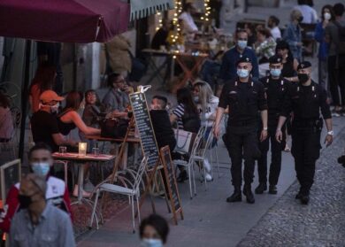 Navigli, due giovani gettano un venditore di rose in acqua