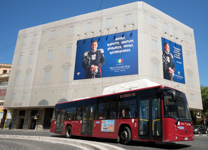 Omicidio Cerciello, gigantografia in piazza Cavour: il ricordo della moglie Omicidio Cerciello, gigantografia in piazza Cavour: il ricordo della moglie