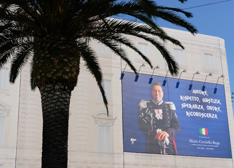 Omicidio Cerciello, gigantografia in piazza Cavour: il ricordo della moglie Omicidio Cerciello, gigantografia in piazza Cavour: il ricordo della moglie