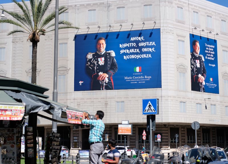 Omicidio Cerciello, gigantografia in piazza Cavour: il ricordo della moglie Omicidio Cerciello, gigantografia in piazza Cavour: il ricordo della moglie