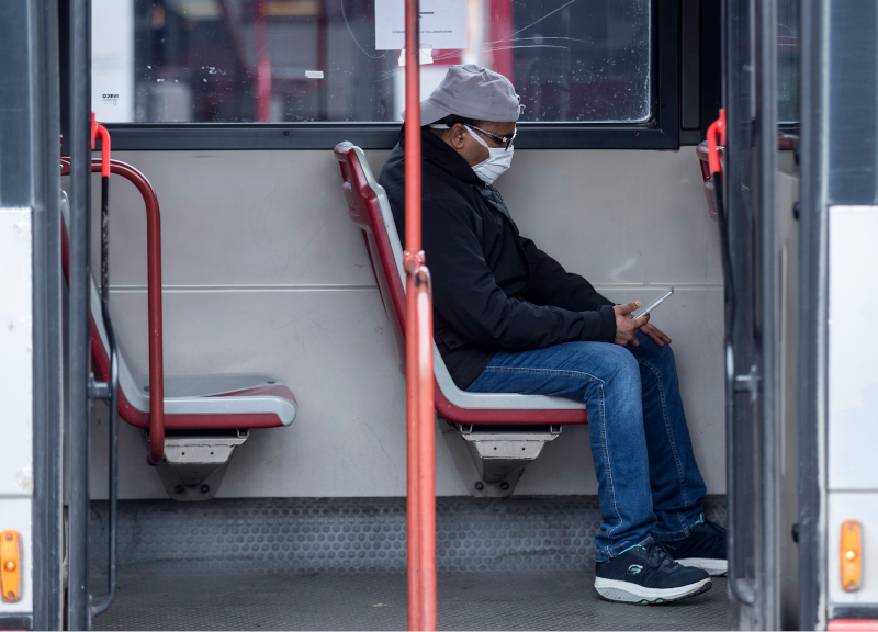 Panico sul bus, senza mascherina aggredisce l’autista a pugni: denunciata