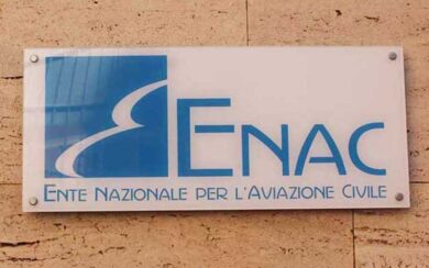 Enac, attacco hacker. Dati salvi. E Carpisa fa causa sul divieto ai trolley