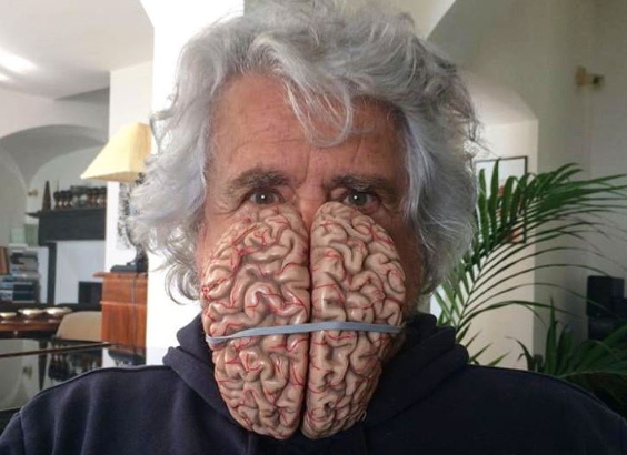 Beppe Grillo e il sonetto pro Raggi: “Il colesterolo annebbia gli anziani”