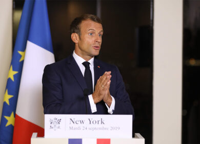 Macron non convince i francesi: per il 63% “non dice la verità”