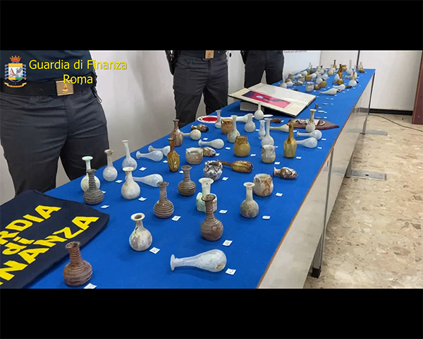 Un museo in casa: la Finanza sequestra la maxi collezione di una donna romana Un museo in casa: la Finanza sequestra la maxi collezione di una donna romana