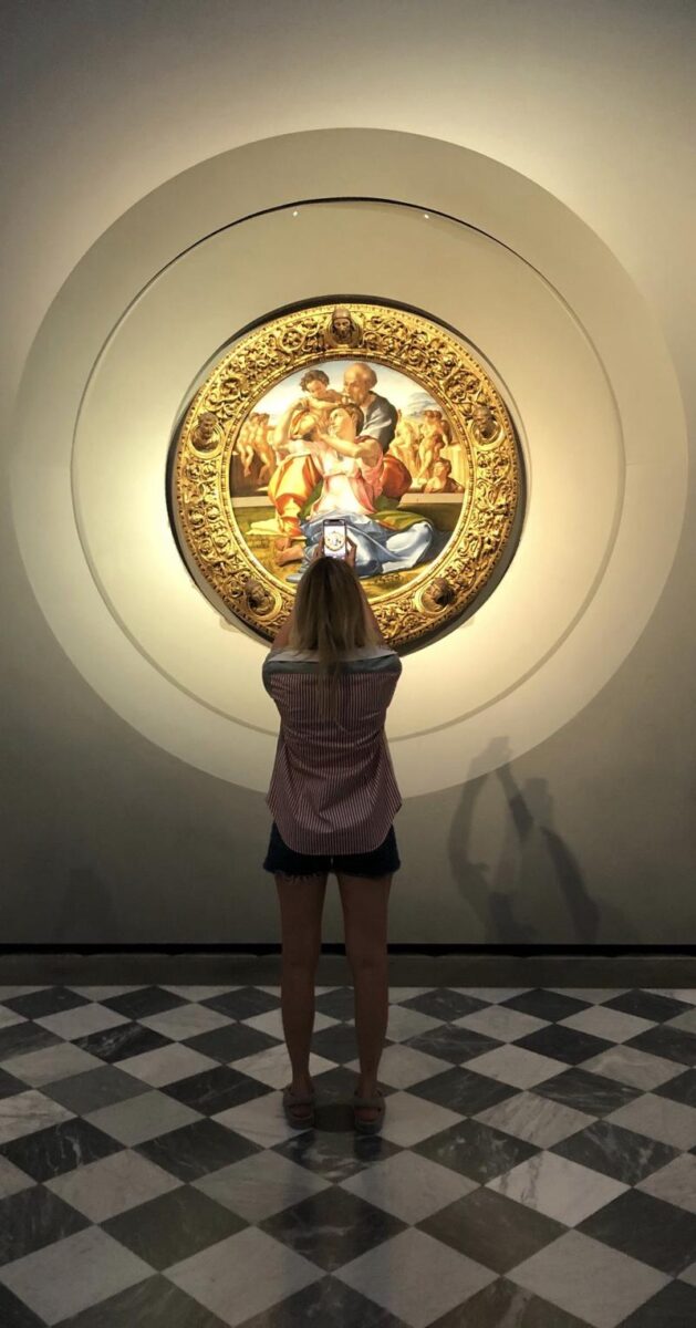 Chiara Ferragni agli Uffizi di Firenze. Venere di Botticelli? Polemica social