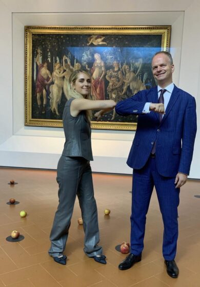 Chiara Ferragni agli Uffizi di Firenze. Venere di Botticelli? Polemica social