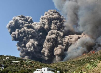Stromboli, due forti esplosioni sul cratere: nessun danno