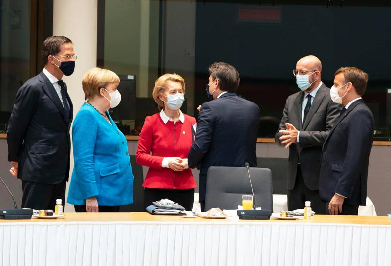 Recovery Fund: meno soldi ma pochi controlli. Conte accetta il compromesso Recovery Fund: meno soldi ma pochi controlli. Conte accetta il compromesso