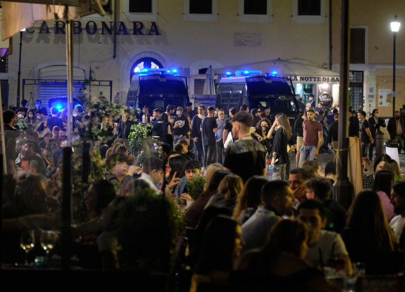 Movida selvaggia, i contagi corrono tra i giovani. Paura sale: piazze blindate Movida selvaggia, i contagi corrono tra i giovani. Paura sale: piazze blindate