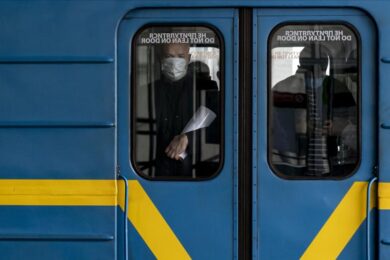 Ucraina, uomo armato e con esplosivi sequestra bus: venti persone in ostaggio