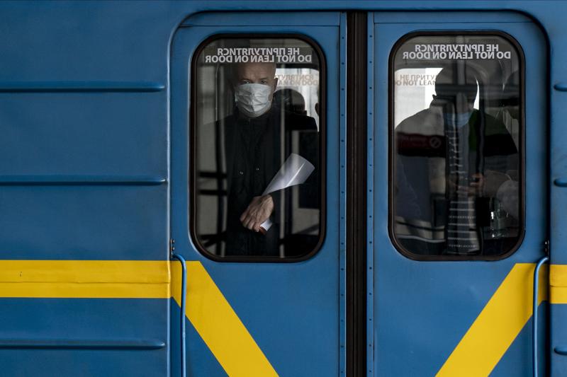 Ucraina, uomo armato e con esplosivi sequestra bus: venti persone in ostaggio Ucraina, uomo armato e con esplosivi sequestra bus: venti persone in ostaggio