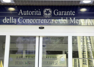 Antitrust, restrizioni concorrenza: avviate indagini su Apple e Amazon