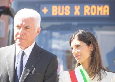 Trasporti Roma, la rivoluzione della Raggi: “Così il M5S ha salvato l’Atac”