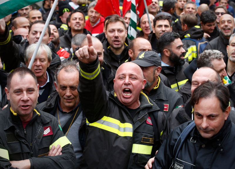 Vigili del fuoco contro il Governo: “Da Conte l’aumento solo per i dirigenti” Vigili del fuoco contro il Governo: “Da Conte l’aumento solo per i dirigenti”