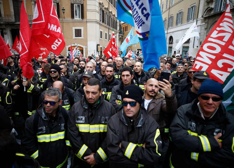 Vigili del fuoco contro il Governo: “Da Conte l’aumento solo per i dirigenti” Vigili del fuoco contro il Governo: “Da Conte l’aumento solo per i dirigenti”
