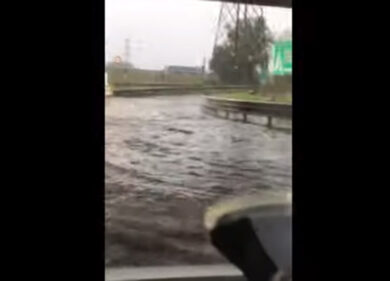 Bomba d’acqua a Milano, esonda il Seveso, strade allagate
