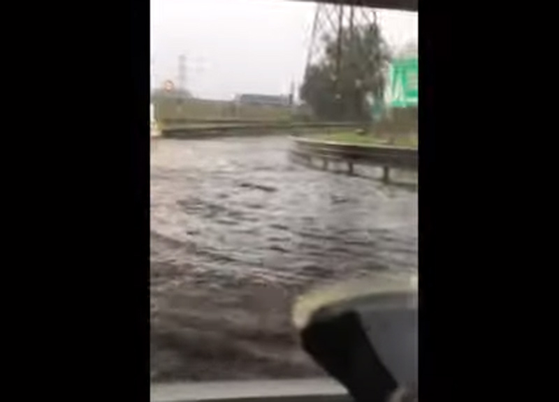Bomba d’acqua a Milano, esonda il Seveso, strade allagate Bomba d’acqua a Milano, esonda il Seveso, strade allagate