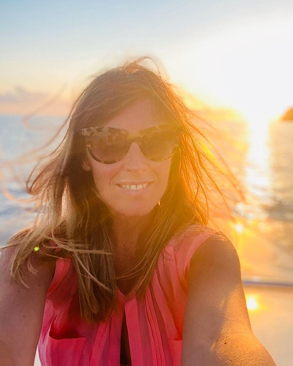 Maria Elena Boschi a Ischia, frangetta e shorts. Giulio Berruti: “La amo”