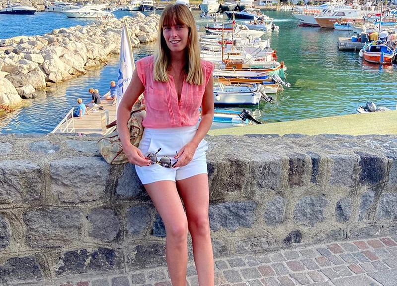 Maria Elena Boschi a Ischia, frangetta e shorts. Giulio Berruti: “La amo”