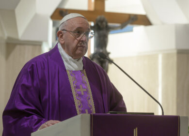 Papa Francesco ai giovani: “Non lasciate soli gli anziani, sono le radici”