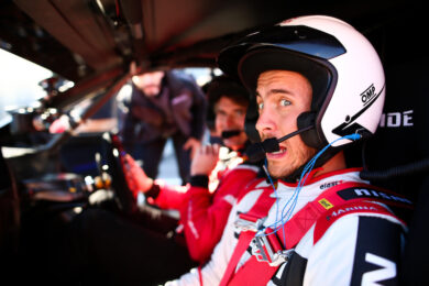 Eden Hazard prova la potenza dei veicoli elettrici Nissan