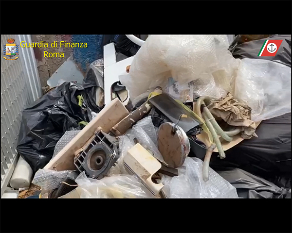 Fiumicino, le barche “muoiono” e il cantiere navale diventa una discarica Fiumicino, le barche “muoiono” e il cantiere navale diventa una discarica