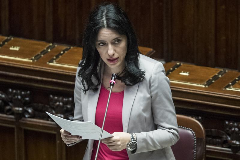 Scuola, Azzolina: “2.9 mld per il ritorno. Ho letto corbellerie sui banchi” Scuola, Azzolina: “2.9 mld per il ritorno. Ho letto corbellerie sui banchi”