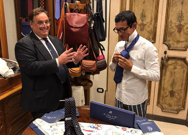Cilento, Sorbillo indossa la cravatta che celebra la pizza patrimonio Unesco Cilento, Sorbillo indossa la cravatta che celebra la pizza patrimonio Unesco