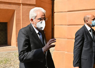 Mattarella a Bologna per anniversario della strage: “Impegno per piena verità”