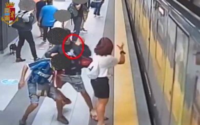 Milano, ragazzi le scippano telefonino in metro. Urla e li fa arrestare