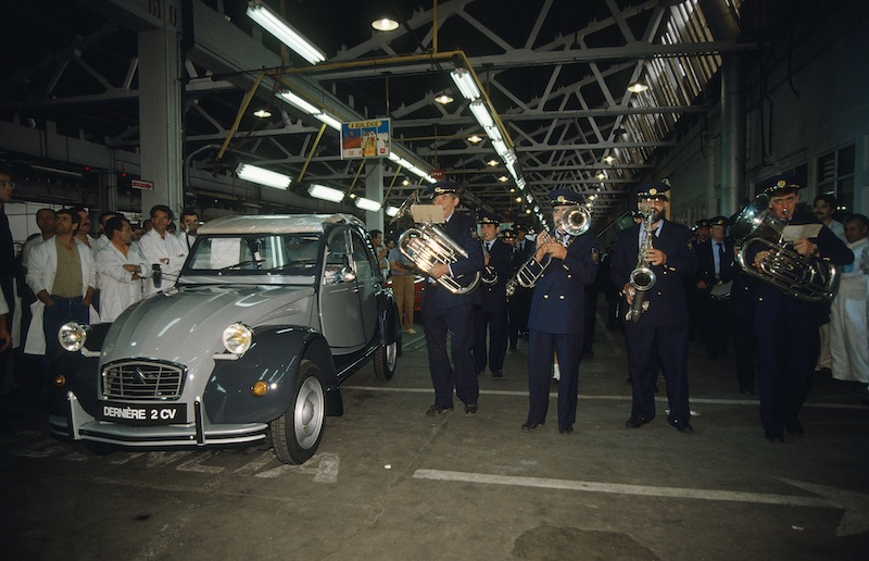 30 anni fa l’ultima Citroen 2CV esce dalla catena di montaggio 30 anni fa l’ultima Citroen 2CV esce dalla catena di montaggio