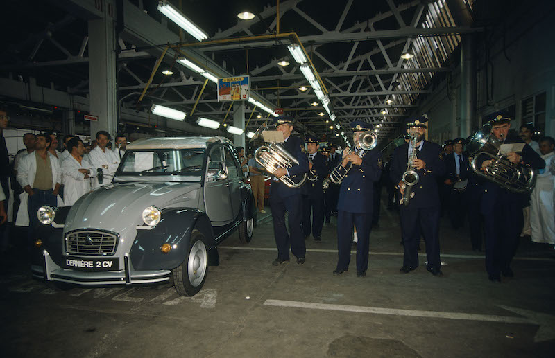 30 anni fa l’ultima Citroen 2CV esce dalla catena di montaggio 30 anni fa l’ultima Citroen 2CV esce dalla catena di montaggio