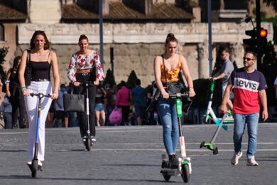 Monopattini impazziti: a Roma 113 multe nel Centro storico. Ragazzi scatenati