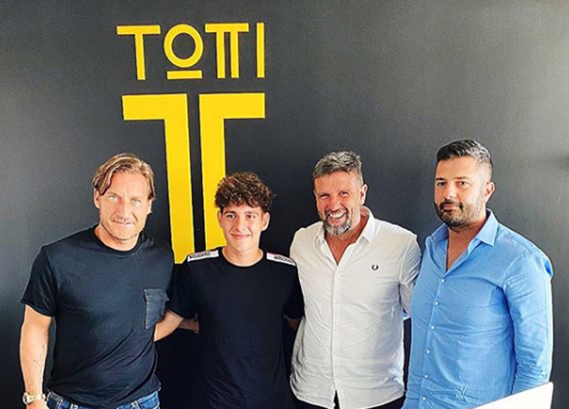 Totti, colpo nella Juventus: preso in procura il talento Hasa. E dal Milan… Totti, colpo nella Juventus: preso in procura il talento Hasa. E dal Milan…