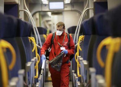 Treni, si torna al distanziamento: Speranza ripristina l’obbligo